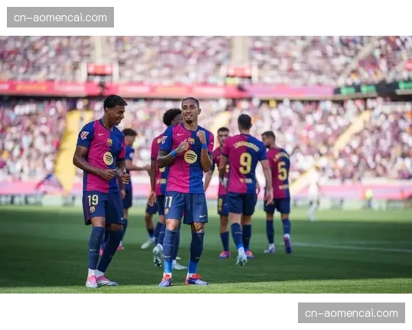 巴萨4-0大胜拉斯帕尔马斯，拉菲尼亚两射一传