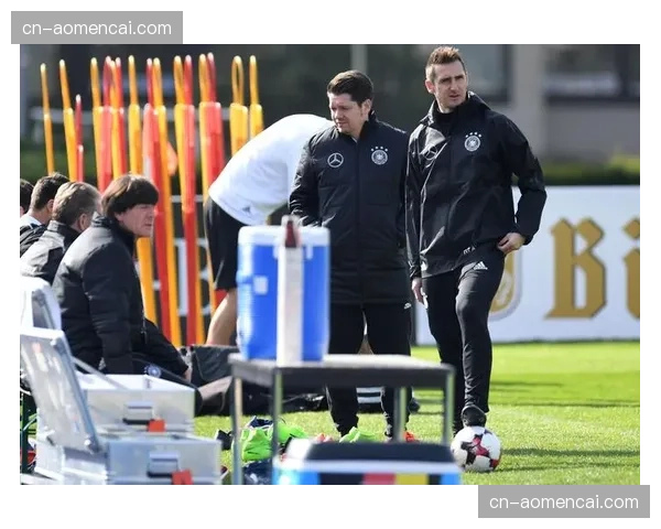 镜头捕捉：拜仁主帅在场边因一次前场传球失误向助理教练表达不满